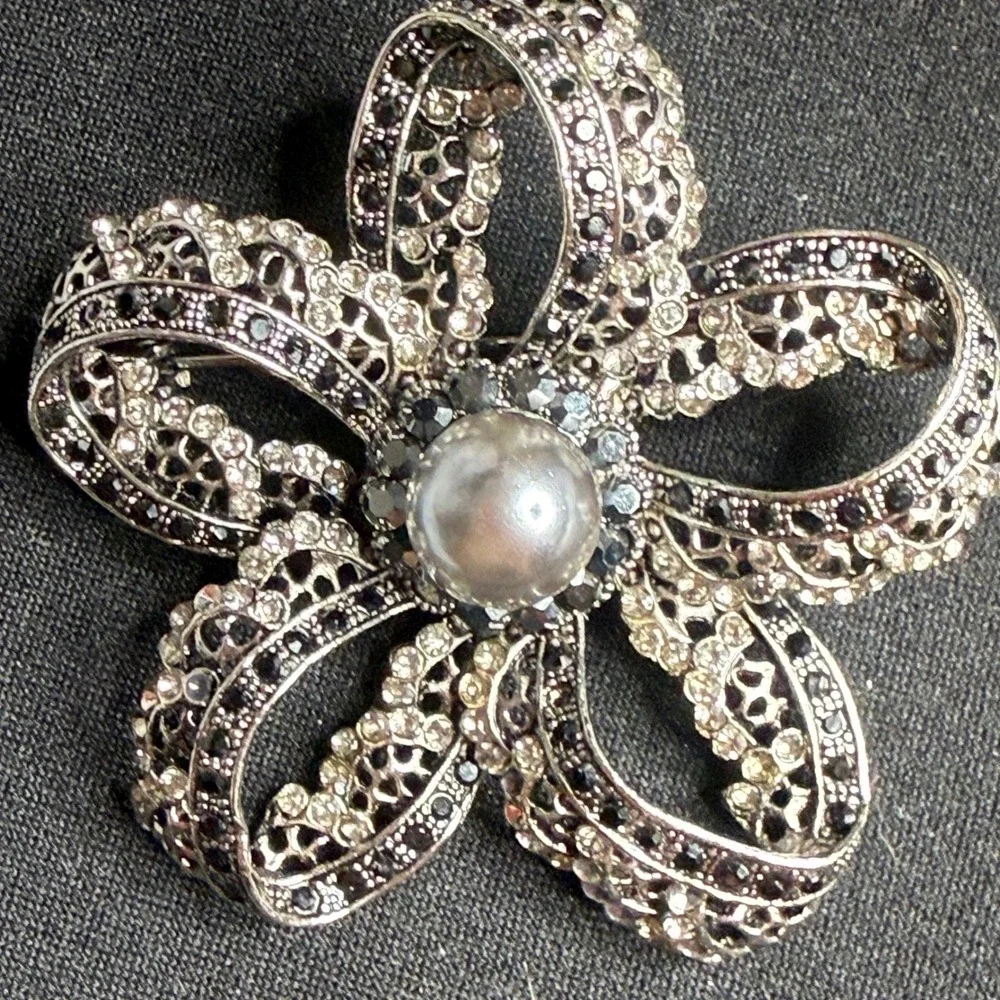 Sparkling Crystal Flower Brooch‎ Pearl Center Silver Tone Statement Pin